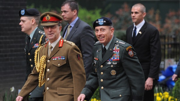 2011年3月22日，时任英国国防参谋长戴维・理查兹爵士（左二）和北约国际安全援助部队（ISAF）、美国驻阿富汗部队指挥官戴维・彼得雷乌斯将军抵达伦敦唐宁街10号。