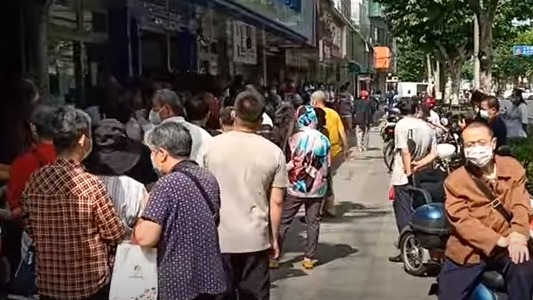 上海银行 老年人排队潮