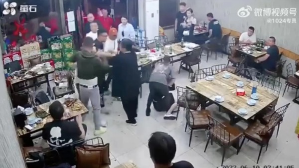 近日传出唐山烧烤店打人事件涉及了中共内斗。