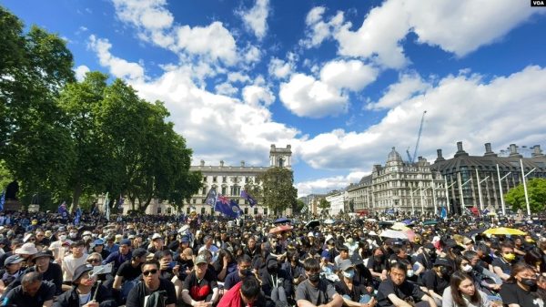 2022年6月12日，在英港人在國會廣場（Parliament Square）舉行集會，紀念6.12三週年。（圖片來源：VOA）
