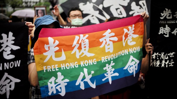 2022 年 6 月 12 日在台北舉行的大規模民主抗議活動開始三週年，活動人士舉著寫有“自由香港，現在革命”的旗幟。