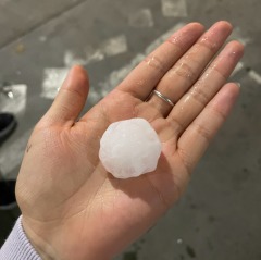 北京突降冰雹雷将树劈两半汽车砸出窟窿(视频)