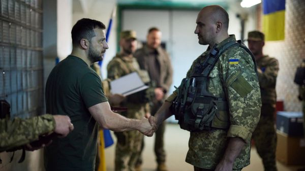 乌克兰总统泽连斯基（Volodymyr Zelenskyy，左）到俄乌战争前线的扎波罗热（Zaporizhzhia）地区和顿巴斯（Donbas）地区探望乌克兰军队。