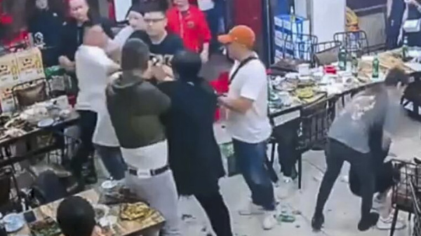唐山烧烤店女子被打事件引发了公众对该市黑恶势力横行现状的高度关注