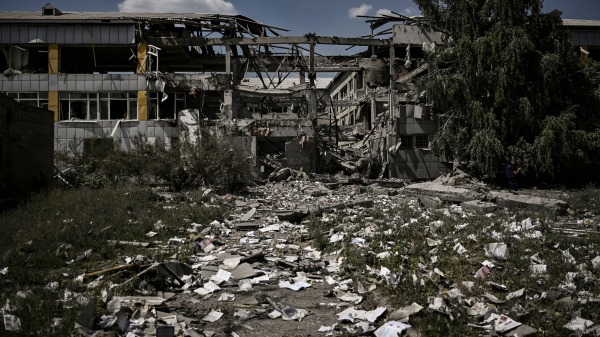 在俄羅斯入侵烏克蘭戰爭期間，烏克蘭東部頓巴斯地區的巴赫穆特（Bakhmut）市遭到俄羅斯軍隊的轟炸襲擊後，一所被摧毀的學校外散落的書籍。