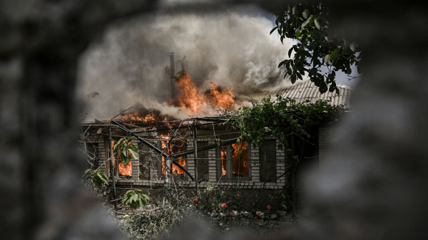 圖為2022年6月11日，俄羅斯入侵烏克蘭期間，俄羅斯軍隊向烏克蘭東部頓巴斯地區的呂西昌斯克（ Lysychansk） 市發動轟炸襲擊，一所房子被炮擊後發生大火燃燒。
