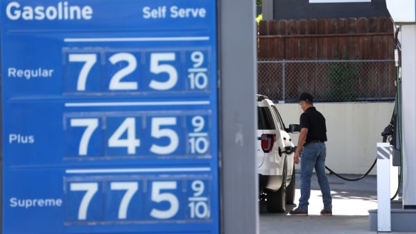 图为2022年5月25日，美国加州一个加油站的油价显示已超过每加仑7美元。（图片来源：Justin Sullivan/Getty Images）