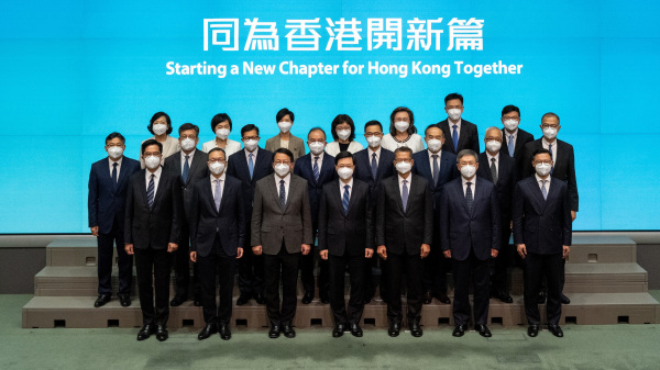 6月19日，香港候任特首李家超与新特区政府班子出席记者会。（图片来源：香港政府新闻处）