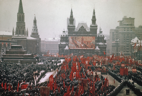 1975 年，在前苏联莫斯科红场举行的游行。