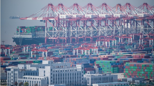 2018 年 4 月 9 日在上海的自动化货运码头洋山深水港全景图