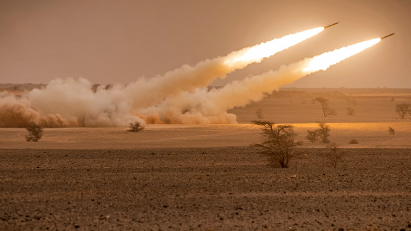 美国M142高机动火箭炮系统（海马斯，HIMARS）发射器在摩洛哥东南部格里尔．拉布伊希（Grier Labouihi）地区举行的“非洲狮”军事演习中齐射。