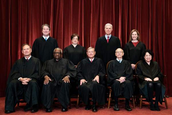 2021年4月23日，美國最高法院現任9位大法官在華盛頓特區最高法院合影。（圖片來源：ERIN SCHAFF/POOL/AFP via Getty Images）
