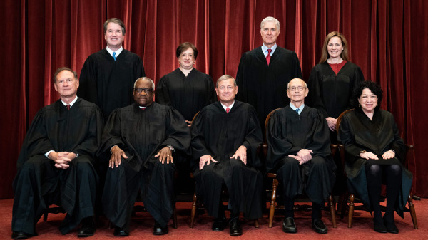 2021年4月23日，美国最高法院现任9位大法官在华盛顿特区最高法院合影。