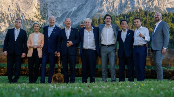 6月26日，在德国南部埃尔茂城堡举行的G7峰会期间，各国领导人合影。