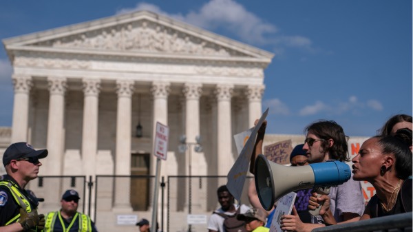 2022年6月26日，支持堕胎人士与反对堕胎人士在最高法院前争论。（图片来源： Nathan Howard/Getty Images）