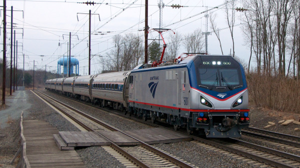 一辆由ACS-64机车牵引的电动美铁火车穿过美国东北走廊的马里兰州。