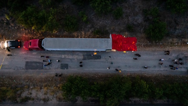 2022年6月27日，警方在美國德州聖安東尼奧市調查一輛卡車拖車，發現46名移民死亡。（圖片來源：Jordan Vonderhaar/Getty Images）