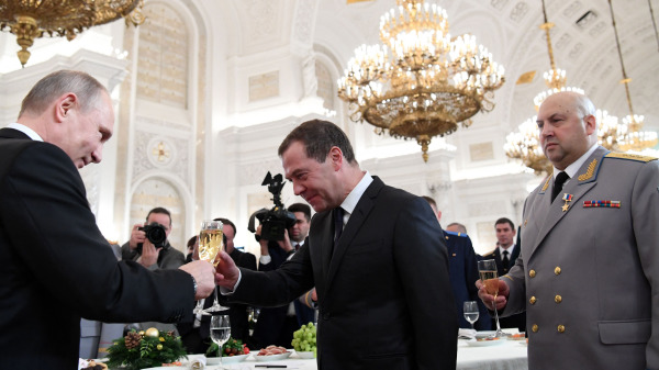 在莫斯科克里姆林宫举行了向在叙利亚作战的军事人员颁发国家奖项的仪式后，俄罗斯驻叙利亚军队司令谢尔盖．苏罗维金（Sergei Surovikin，右）与俄罗斯总理德米特里．梅德韦杰夫（Dmitry Medvedev，中）向俄罗斯总统弗拉基米尔．普京（Vladimir Putin，左）敬酒。