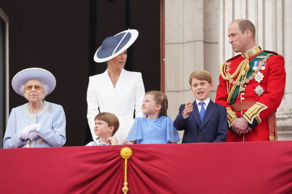 英国女王伊丽莎白二世和曾孙路易小王子