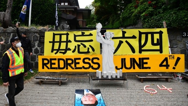 2021年6月4日，人们在加拿温哥华的中国领事馆外参加纪念1989年天安门广场民主运动32周年的守夜活动。