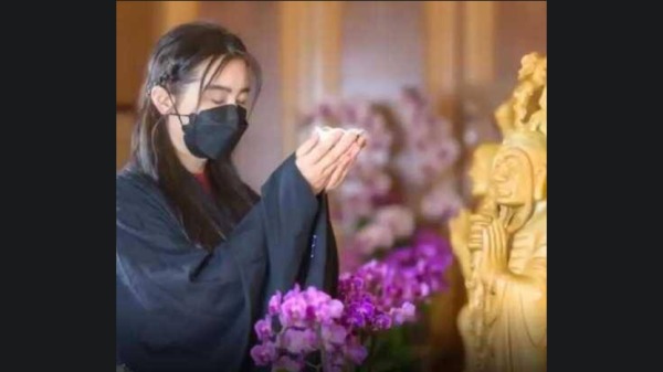 55岁王祖贤现身法会，她身穿“海青”手持佛珠，气质出众引关注。