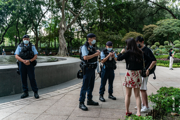 2022年6月4日，香港警察在「六四」燭光守夜的傳統地點維園攔截盤查行人。