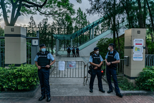 2022年6月4日，香港警察封锁“六四”烛光守夜的传统地点维园。