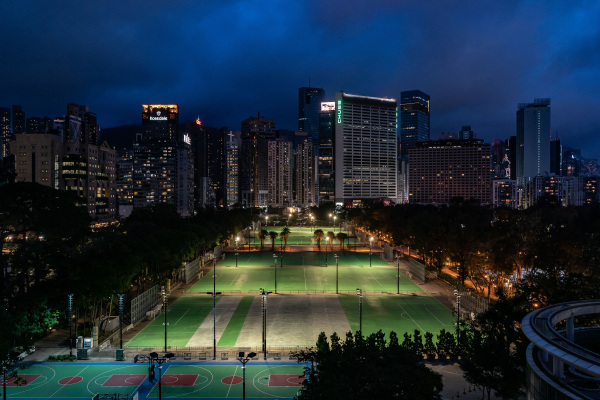 2022年6月4日晚，香港警察封锁后“六四”烛光守夜的传统地点维园。