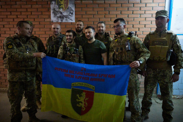 2022年6月5日，烏克蘭總統澤連斯基（Volodymyr Zelenskyy，中）在扎波羅熱（Zaporizhzhia）地區和頓巴斯（Donbas）探望與俄羅斯作戰前線的烏克蘭士兵。（圖片來源：烏克蘭總統官方網站）