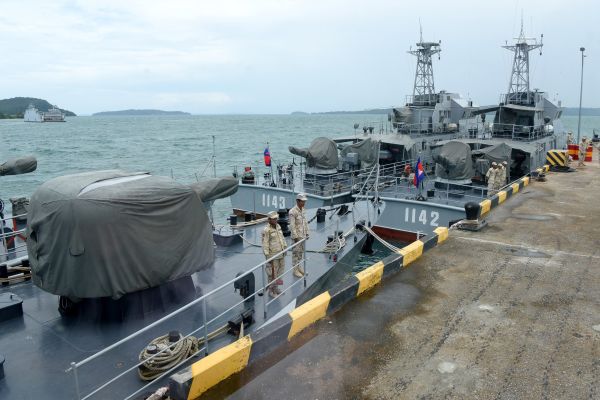2019年7月26日，柬埔寨当局组织的媒体参观云壤海军基地期间，一艘战舰停靠在岸边。