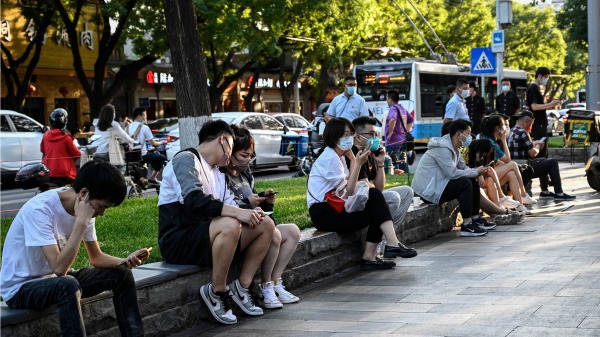 2022年6月6日，中國北京解封后，一些市民在街道等待進餐館就餐。