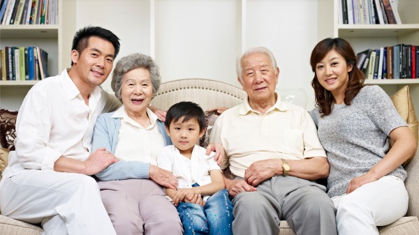 很多华人移民希望申请父母和祖父母来加拿大探亲（Adobe Stock）