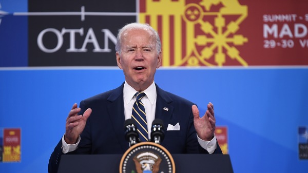 美國喬·拜登（Joe Biden）總統在西班牙馬德里舉行的北約（NATO）峰會上發表講話。
