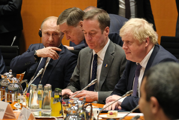 普京（左）和英约翰逊（右）出席了2020年1月19日在德国柏林举行的关于确保利比亚和平的国际峰会的主要会议。
