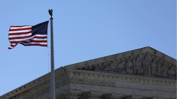 美國最高法院旁飄揚著美國國旗（圖片來源： Alex Wong/Getty Images）