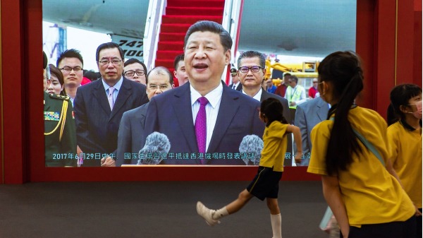 香港网友支持习近平连任，形容只有习近平可以将红龙带入死亡巨坑。（图片来源：Getty Images）