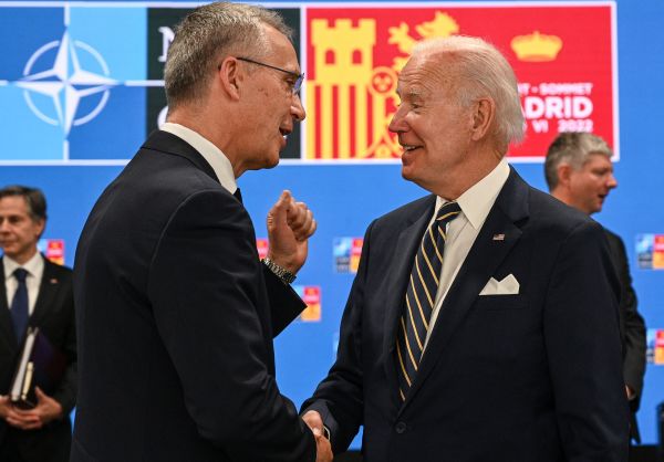 2022年6月30日，在西班牙馬德里召開的北約峰會期間，北約秘書長延斯·斯托爾滕貝格（Jens Stoltenberg，左）在一次會議前與美國總統拜登握手交談。（圖片來源：GABRIEL BOUYS/AFP via Getty Images）