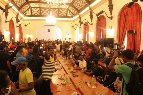 2022 年7月10日，人們聚集在科倫坡的斯里蘭卡總統官邸內。