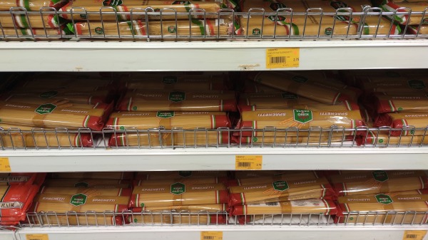 超市架子上展示的商業包裝中的麵食。