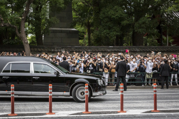 一辆载有日本前首相安倍晋三遗体的汽车离开增上寺，他的葬礼于2022年7月12日在日本东京举行。