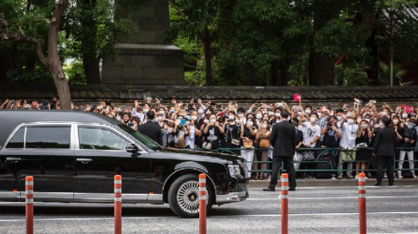 一辆载有日本前首相安倍晋三遗体的汽车离开增上寺，他的葬礼于2022年7月12日在日本东京举行。
