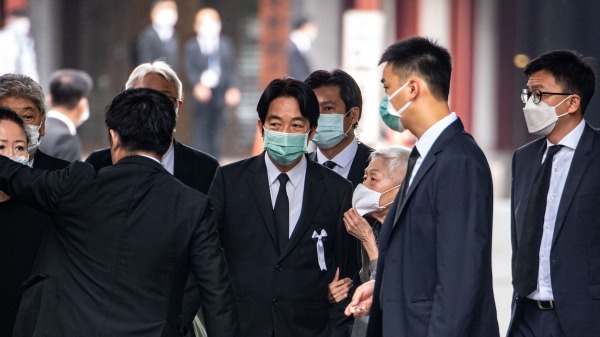 台灣副總統賴威廉（中）於 2022 年 7 月 12 日在東京增上寺出席已故日本前首相安倍晉三的葬禮。