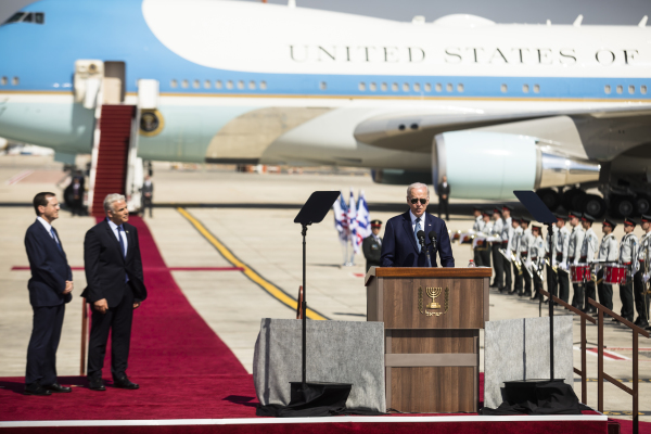 2022 年 7 月 13 日，美國總統拜登抵達以色列洛德（Lod）機場，開始對以色列為期三天的正式訪問，拜登在機場歡迎儀式上發表講話，以色列總理亞爾·拉皮德（Yair Lapid，左一）和以色列總統艾薩克·赫爾佐格（Isaac Herzog，左二）在旁邊聆聽。拜登將在7月15日晚些時候成為從以色列直飛沙特阿拉伯的第一位美國總統。這是拜登上任以來第一次訪問中東地區。（圖片來源：Amir Levy/Getty Images）  