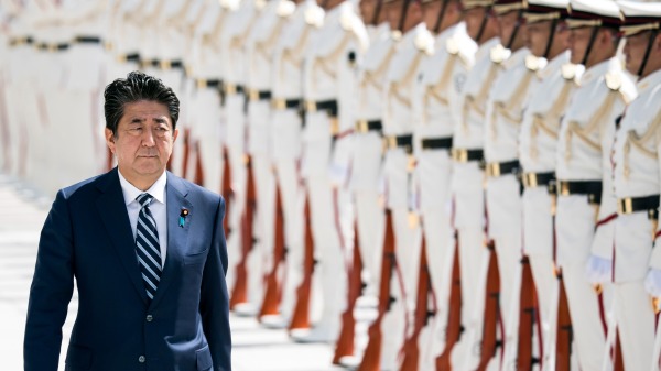 2019年9月17日，時任日本首相安倍晉三在日本防衛省自衛隊(SDF)高級軍官會議前檢閱儀仗隊。安倍承諾，在改組內閣後將推動修改憲法第9條日本自衛隊規定。