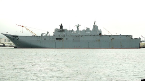 澳大利亚两栖攻击舰“堪培拉”号在环太军演期间停靠在夏威夷珍珠港（美国之音刘恩民摄）