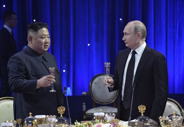 图为2019 年 4 月 25 日，在俄罗斯远东港口城市符拉迪沃斯托克的俄罗斯岛上的远东联邦大学校园举行会谈后，俄罗斯总统弗拉基米尔・普京（右）和朝鲜领导人金正恩（左）出席招待会。（图片来源：ALEXEY NIKOLSKY/SPUTNIK/AFP via Getty Images）