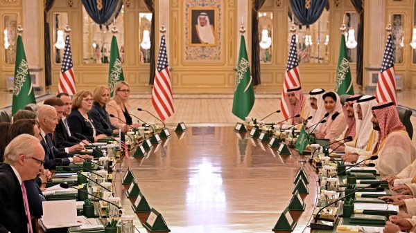 2022年7月15日，美国总统拜登（左3）与沙特阿拉伯王储穆罕默德・本・萨沙特（右一）在阿拉伯沿海城市吉达的萨拉姆皇宫举行工作会议。（图片来源： MANDEL NGAN/AFP via Getty Images）