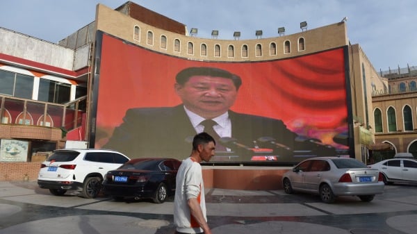 2019年6月4日，新疆喀什一广场显示中共领导人习近平的巨大屏幕。(图片来源：GREG BAKER/AFP via Getty Images）
