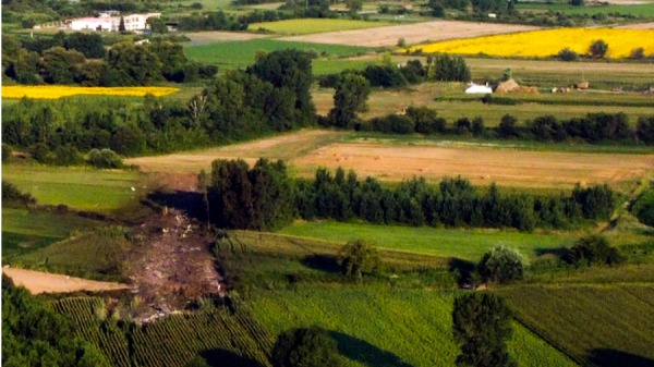 这张拍摄于2022年7月17日的照片显示了距希腊卡瓦拉市几公里的安东诺夫 An-12 货机的坠机现场。