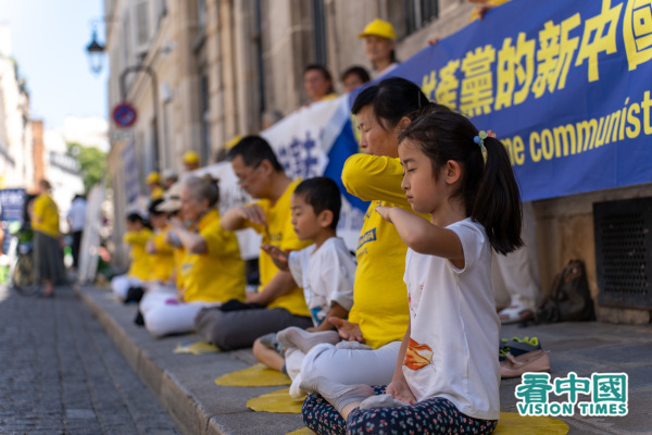 7月16日，法國法輪大法學員在中共駐法國大使館旁舉行反迫害集會。